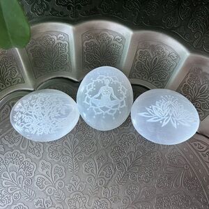 Etched selenite palm stone